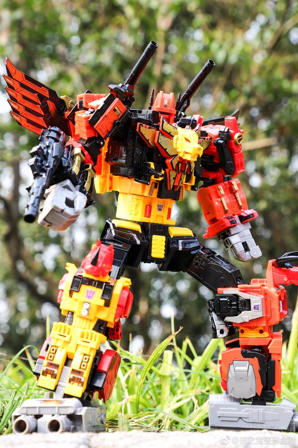 Power Of The Primes Titan Class Predaking   New In Hand Images Show Predaking Communing With Nature  (7 of 9)